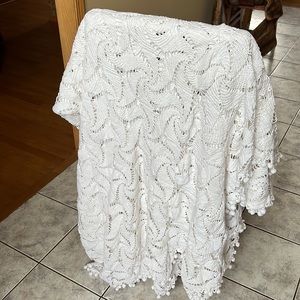Vintage Mid century full white crochet pinwheel swirl pattern bedspread blanket